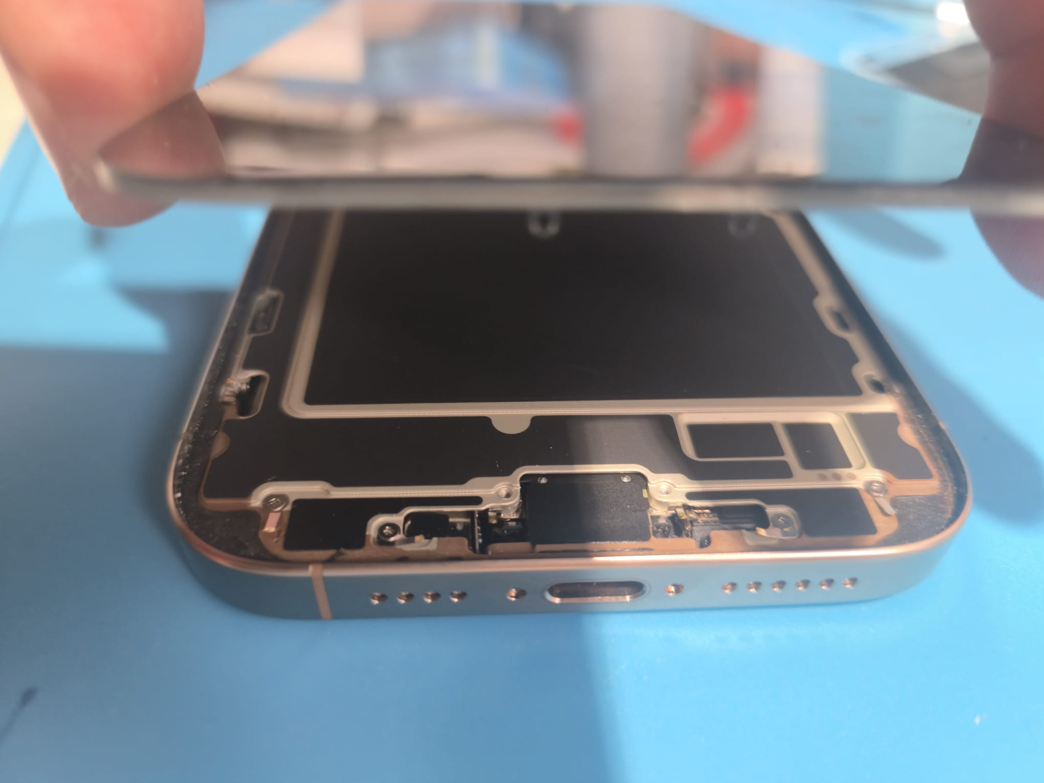 Riparazione smartphone nel laboratorio Volpin Technology